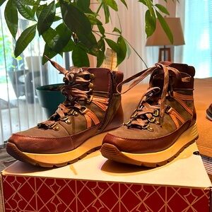 Alex Marie hiking boots 
Brown with pink and dark green color